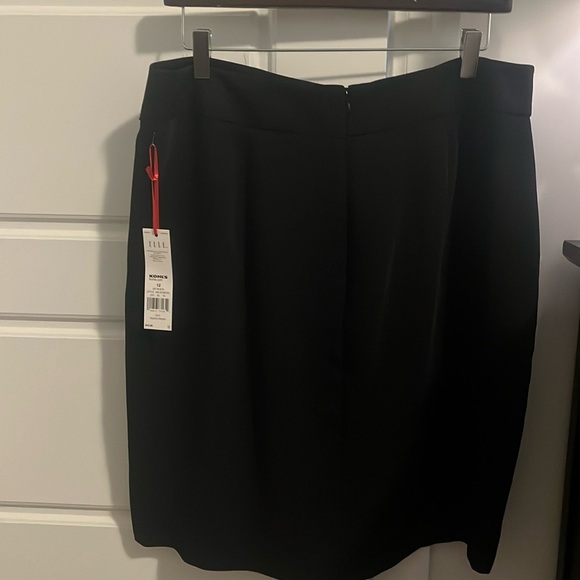 Elle skirt with ruffle down the front, length is just over the knee - Picture 2 of 3